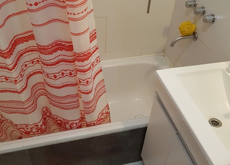 LIBRE 10/09 – ALQUILER AMOBLADO – V. CRESPO – 1 AMB – Vera al 1100