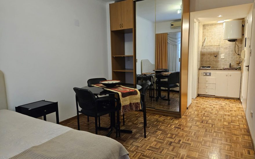 ALQUILER – RETIRO – 1 AMBIENTE SEMI AMOBLADO – Esmeralda al 900