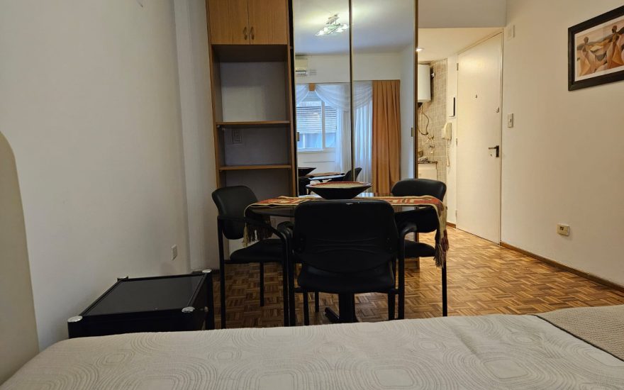 ALQUILER – RETIRO – 1 AMBIENTE SEMI AMOBLADO – Esmeralda al 900